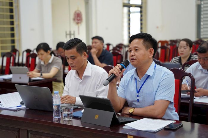 Đồng chí Nguyễn Đăng Việt, Chủ tịch UBND xã Bình Minh yêu cầu các phòng, ban chuyên môn báo cáo chi tiết trường hợp vi phạm, cũng như quy trình lập hồ sơ xử lý những trường hợp vi phạm đề xuất cưỡng chế đợt 1 năm 2026. Ảnh: Đ. Đạt