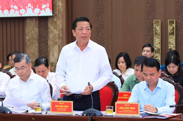 Bộ trưởng Bộ Xây dựng Trần Hồng Minh phát biểu tại buổi làm việc. Ảnh: Quang Thái