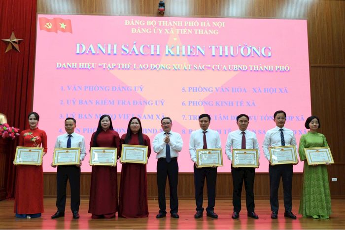 Phó Bí thư Đảng ủy, Chủ tịch UBND xã Tiến Thắng Nguyễn Minh Hải trao khen thưởng cho các "Tập thể lao động xuất sắc" của UBND thành phố Hà Nội cho các tập thể. Ảnh: PV