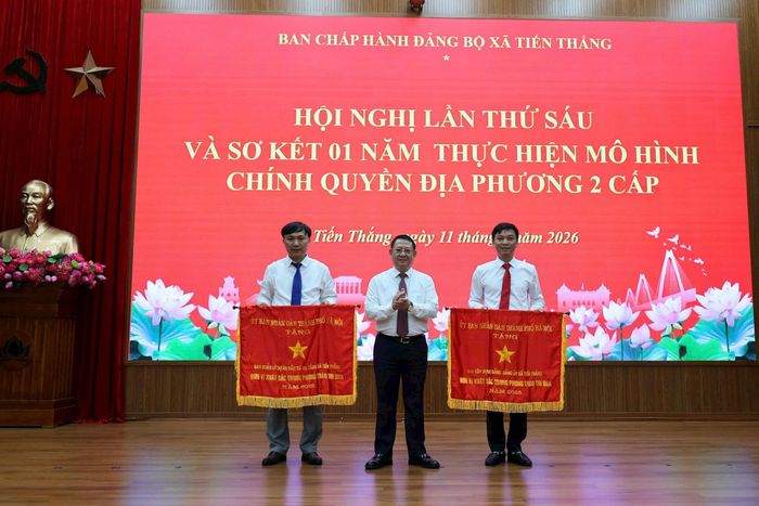 Thành ủy viên, Bí thư Đảng ủy, Chủ tịch HĐND xã Tiến Thắng Hoàng Anh Tuấn trao tặng Cờ thi đua của UBND thành phố Hà Nội cho các tập thể có thành tích xuất sắc trong phong trào thi đua năm 2025. Ảnh: PV