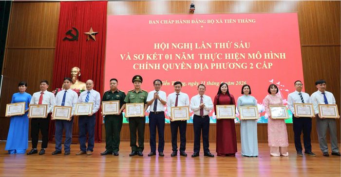 Các tập thể, các nhận nhận khen thưởng tại hội nghị. Ảnh: PV