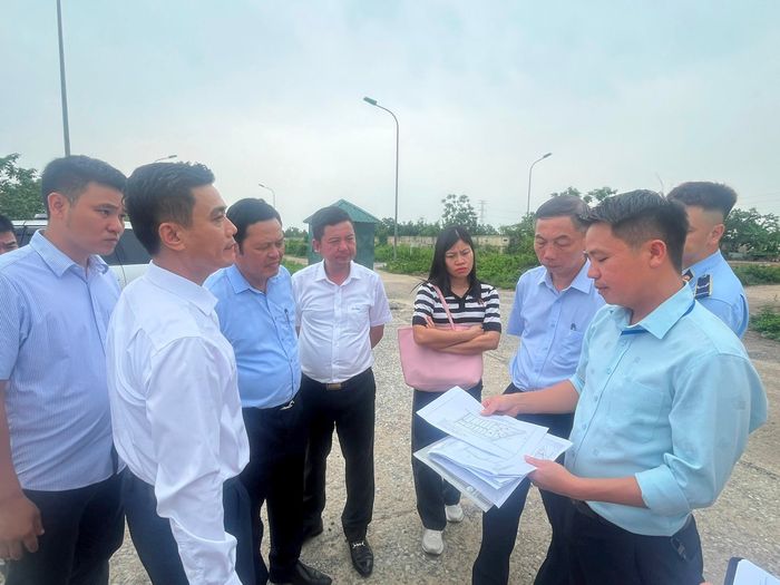 Đoàn công tác làm việc tại xã Bình Minh. Ảnh: Minh Can