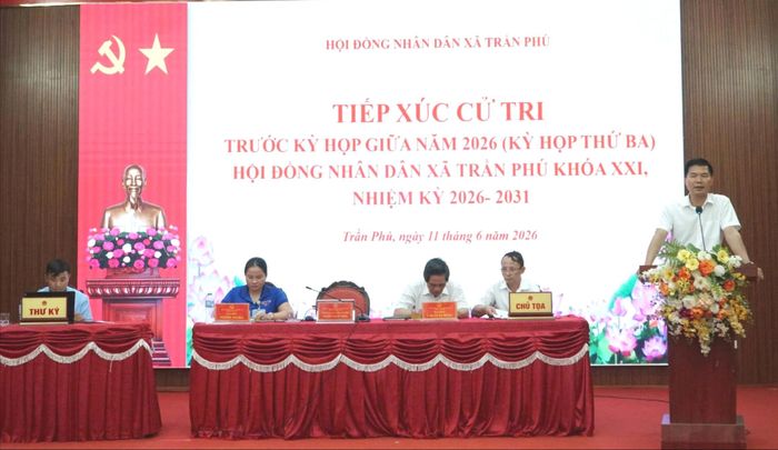 Bí thư Đảng ủy, Chủ tịch HĐND xã Trần Phú Nguyễn Nguyên Hùng tiếp thu, giải trình các ý kiến của cử tri. Ảnh: PV
