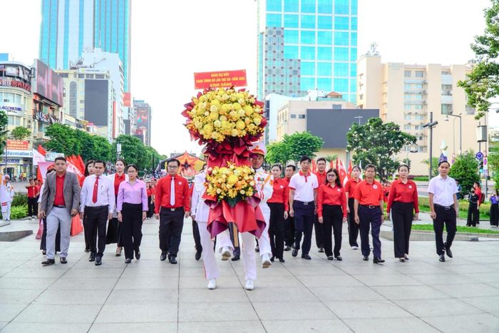 Các đại biểu dâng hoa Chủ tịch Hồ Chí Minh, bày tỏ lòng biết ơn sâu sắc, tưởng nhớ công lao to lớn của Người. Ảnh: BTC