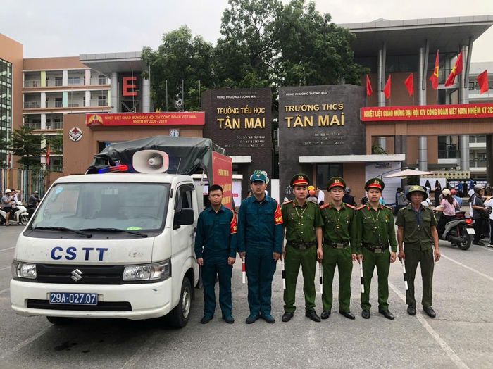 Công an phường Tương Mai triển khai phương án đảm bảo an ninh trật tự vòng ngoài khu vực thi. Ảnh: PV
