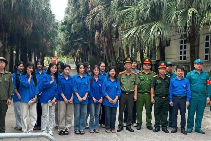 Lực lượng đảm bảo an ninh trật tự tại điểm thi xã Mỹ Đức. Ảnh: Cơ quan Công an cung cấp
