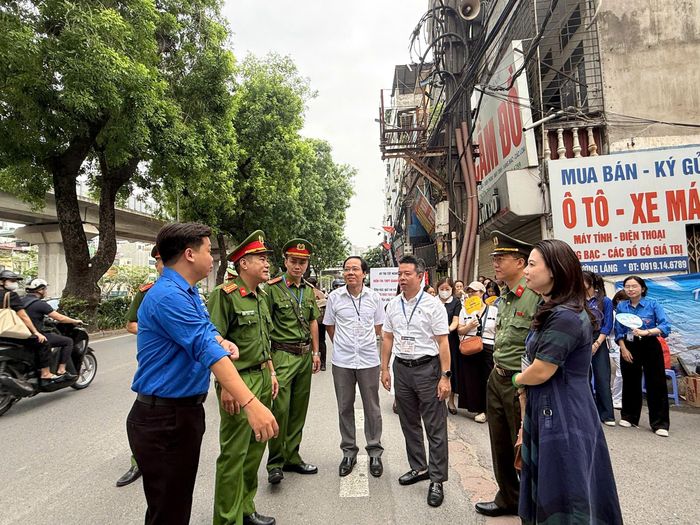 Công an phường Đống Đa và các thành viên Ban Chỉ đạo thi phường Đống Đa kiểm tra, kiểm soát an ninh trật tự khu vực điểm thi. Ảnh: PV