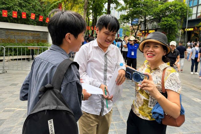 Học sinh, phụ huynh vu vẻ rạng rỡ sau khi hoàn thành ngày thi đầu tiên. Ảnh: MT