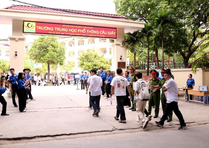 Đoàn Thanh niên và lực lượng chức chức năng có mặt từ sớm để hỗ trợ và kỳ thi diễn ra an toàn. Ảnh: MT