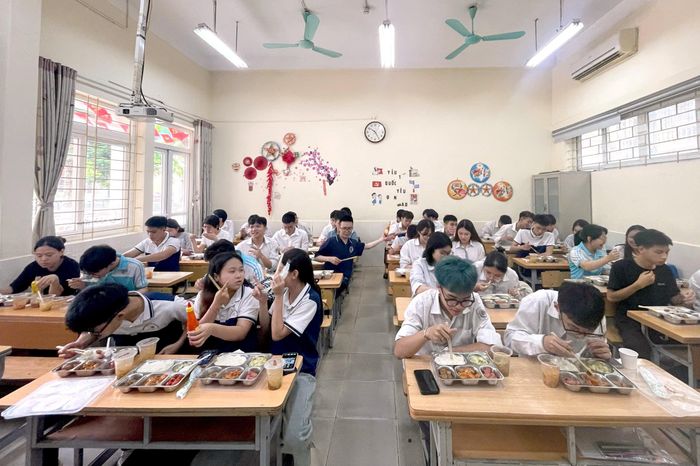 Học sinh ăn uống, nghỉ ngơi tại điểm Trường Tiểu học Nghĩa Tân. Ảnh: MT