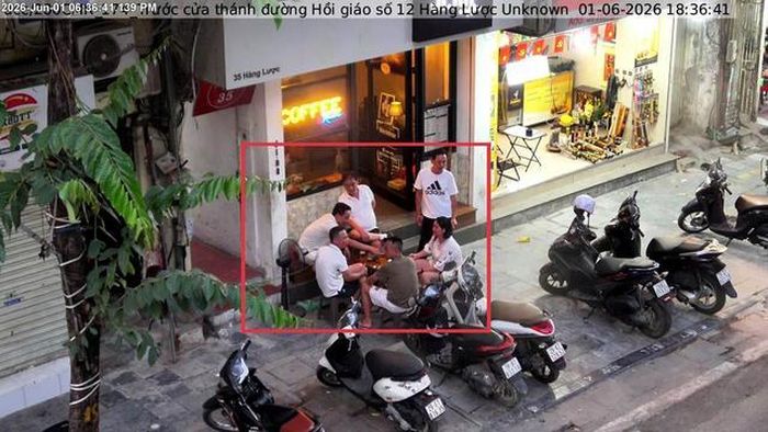 Trước số 35 Hàng Lược (phường Hoàn Kiếm) sử dụng trái phép vỉa hè để kinh doanh dịch vụ ăn uống.