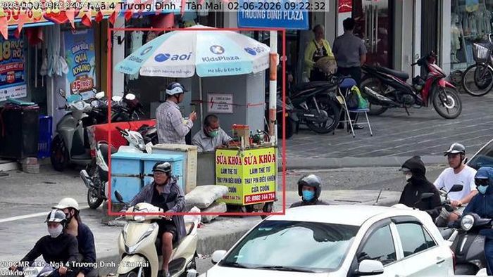Trước số 3C Tân Mai (phường Tương Mai) sử dụng trái phép vỉa hè để bày bán hàng hóa.