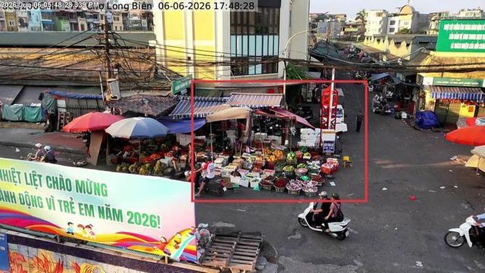 Tại cổng chợ Long Biên (phường Hồng Hà) sử dụng trái phép lòng đường, vỉa hè để bày bán hàng hóa.