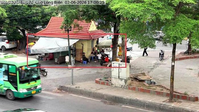 Vườn hoa đối diện chợ Long Biên (phường Hồng Hà) sử dụng trái phép vỉa hè để bày bán hàng hóa.