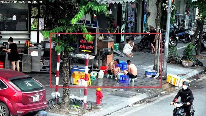 Trước số 176 Yên Lãng (phường Đống Đa) sử dụng trái phép vỉa hè bày bán hàng hóa, gây cản trở giao thông, ô nhiễm môi trường.