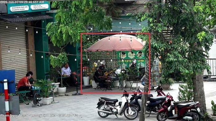Trước số 1-3 Lương Định Của (phường Kim Liên) sử dụng trái phép vỉa hè để kinh doanh dịch vụ ăn uống.