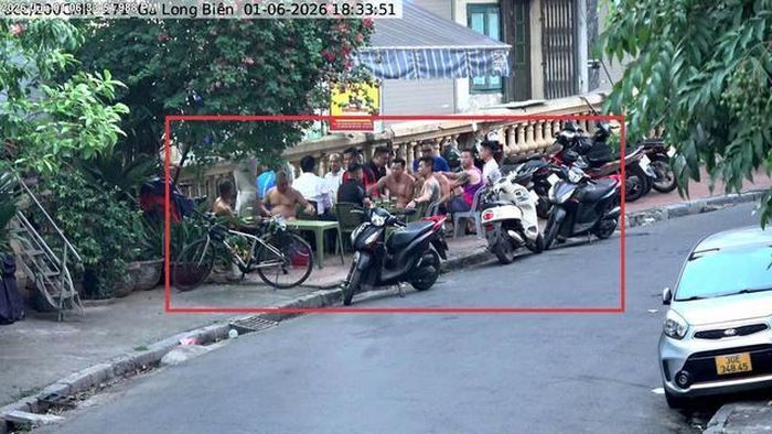 Lối xuống cầu Long Biên – Hàng Khoai (phường Hoàn Kiếm) sử dụng trái phép vỉa hè để kinh doanh dịch vụ ăn uống.