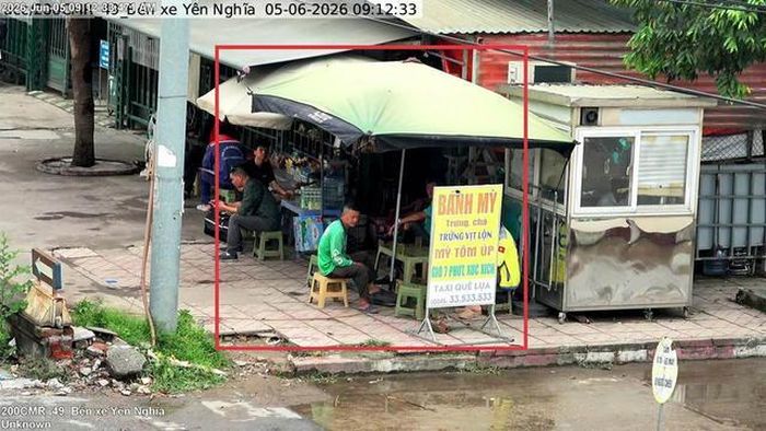 Trước bến xe Yên Nghĩa (phường Yên Nghĩa) sử dụng trái phép vỉa hè để bày bán hàng hóa.
