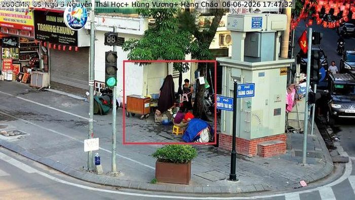 Tại góc phố Nguyễn Thái Học – Hàng Cháo (phường Ô Chợ Dừa) sử dụng trái phép vỉa hè để bày bán hàng hóa.
