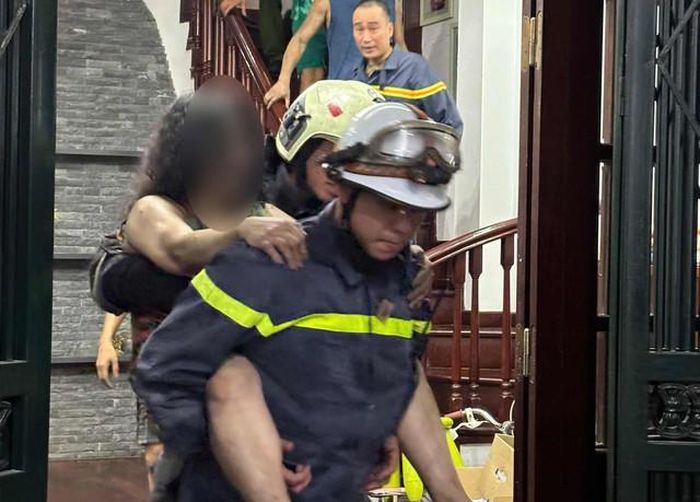 Các nạn nhân được cảnh sát hỗ trợ đưa ra ngoài an toàn. Ảnh: CAHN