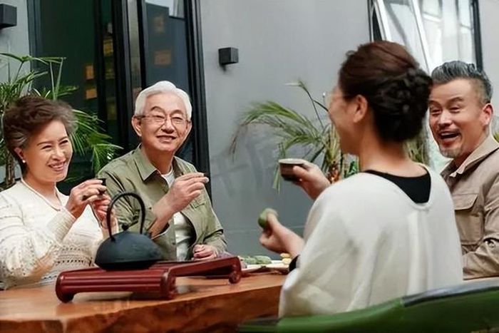 Theo nhiều chuyên gia lão khoa, có những khoản đầu tư nhỏ lại giúp tuổi già sống khỏe hơn, độc lập hơn và giảm gánh nặng cho con cháu. Ảnh MH