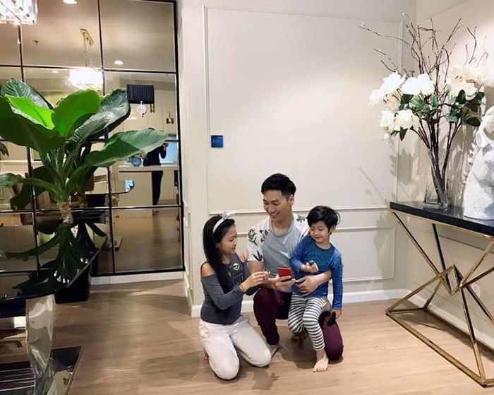 Trắng và nâu là tông màu nổi bật của căn nhà có diện tích 140m2. Góc nào nhìn cũng sang trọng.