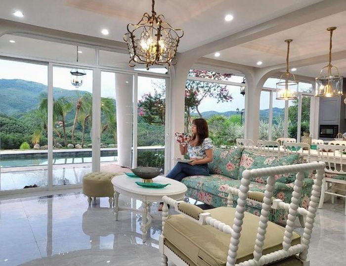 Không gian phòng khách hiện đại, đồ nội thất bài trí theo phong cách tân cổ điển, đều mang tone màu trắng chủ đạo sang trọng, tiện nghi.