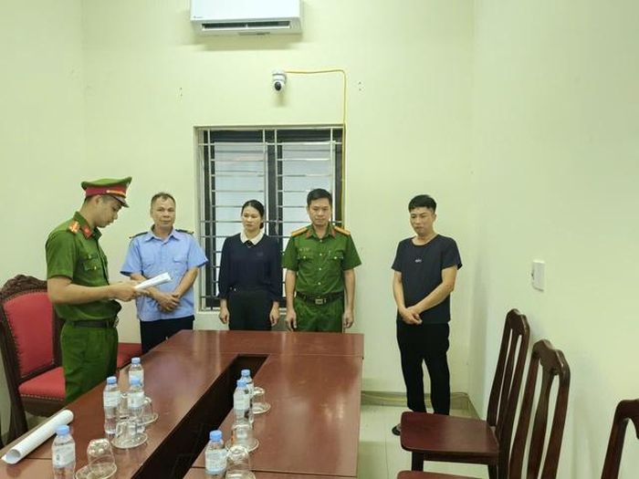 Cơ quan Cảnh sát điều tra Công an tỉnh Phú Thọ tống đạt Quyết định khởi tố bị can, bắt tạm giam đối với Nguyễn Hữu Trung (áo đen ngoài cùng bên phải). Ảnh: CACC