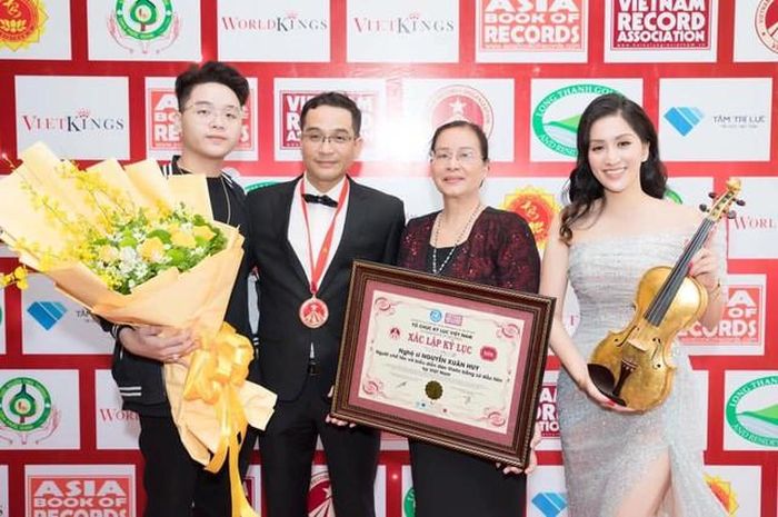 Sở thích của nghệ sĩ Nguyễn Xuân Huy không chỉ chơi vĩ cầm, anh còn chế tác nhạc cụ. Một trong những dấu ấn đặc biệt nhất của Nguyễn Xuân Huy là cây đàn vĩ cầm bằng sứ do anh chế tác đã được biểu diễn trước cựu Nhật hoàng Akihito. Sau buổi biểu diễn, cây đàn trở thành món quà ngoại giao văn hóa đặc biệt và hiện được lưu giữ tại Hoàng cung Nhật Bản.