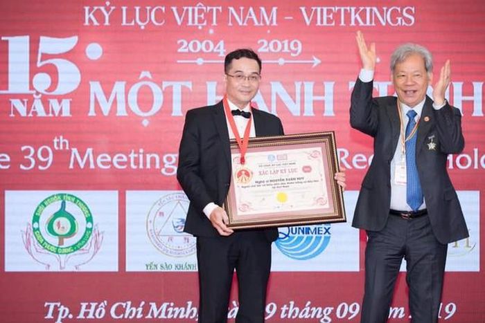 Nghệ sĩ Nguyễn Xuân Huy đúng như Khánh Thi tự hào chia sẻ, nam nghệ sĩ được Tổ chức Kỷ lục Việt Nam xác nhận là người chế tác và biểu diễn đàn violin bằng sứ đầu tiên tại Việt Nam.