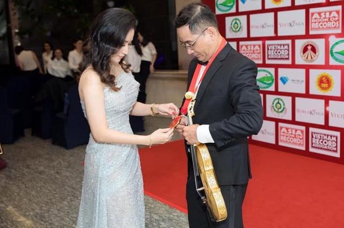 Dù sở hữu tài năng nổi bật và nhiều thành tích đáng nể, Nguyễn Xuân Huy lại có cuộc sống khá kín tiếng. Trái ngược với sự sôi nổi của em gái Khánh Thi, anh ít xuất hiện trước truyền thông, dành phần lớn thời gian cho âm nhạc và công việc sáng tạo.