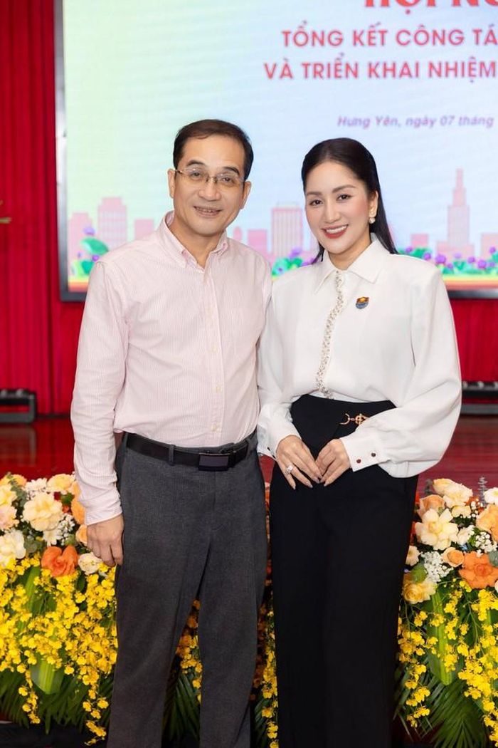 Hồi tháng 11/2025, Nguyễn Khánh Thi viết về anh trai với tình cảm dạt dào. Khánh Thi chia sẻ rằng anh trai cô là một nghệ sĩ vĩ cầm (violin) rất tài năng. Mỗi khi anh chạm tay vào cây đàn và tiếng vĩ cầm cất lên, cô luôn xúc động nghẹn ngào và nổi da gà. Tuy nhiên, để được nghe anh kéo đàn là điều rất hiếm hoi và không dễ dàng. Cô cho biết mình luôn tự hào về anh trai - người Đông Nam Á đầu tiên từng giữ vị trí violin số 1 trong dàn nhạc trẻ của Công nương Diana. Khánh Thi cũng bày tỏ mong muốn một ngày nào đó anh sẽ quay trở lại với âm nhạc.