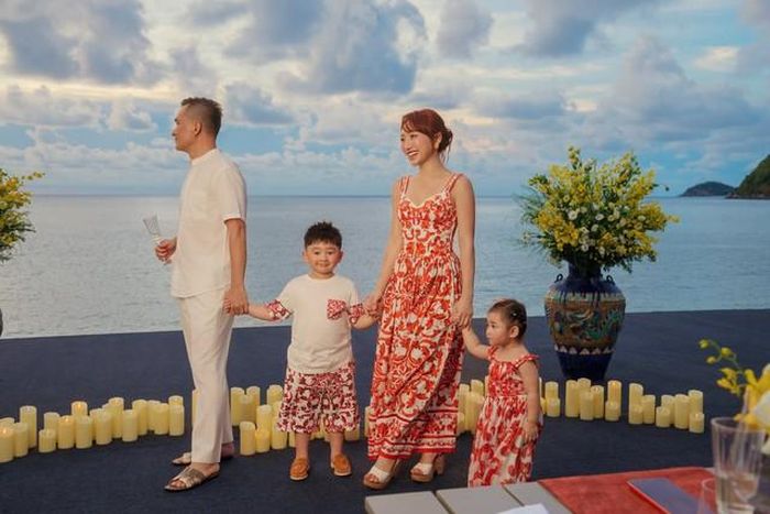 Được biết, căn biệt thự này có giá trị triệu đô. Thời điểm đó, vợ Chi Bảo hạnh phúc khoe căn biệt thự sang chảnh, có view nhìn ra biển, gần gũi với thiên nhiên mà Chi Bảo dành tặng vợ sau khi đăng ký kết hôn. Cô viết trên trang cá nhân: "Bé ngoan, bé có quà. Thà đừng cho nhìn concept, nhìn xong lại muốn đè người tặng quà ra bắt xây cho nhanh nhanh tháng sau có liền cho tui".