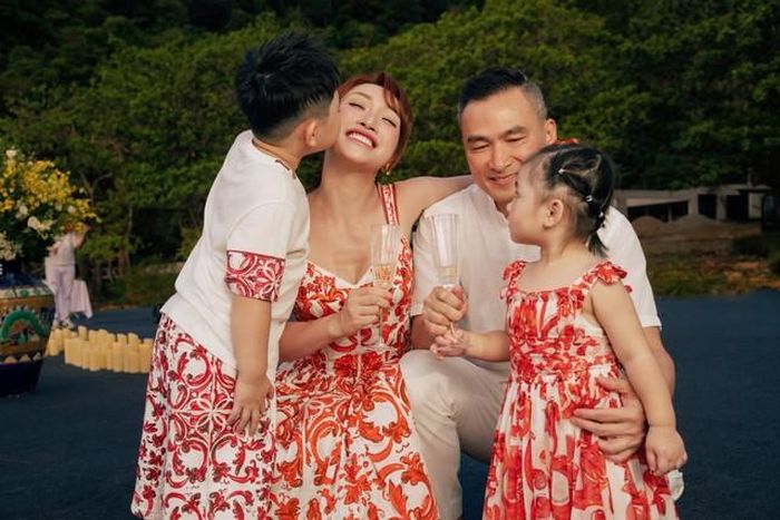 Kể từ kết hôn cùng chồng diễn viên điển trai, cuộc sống của doanh nhân Lý Thùy Chang luôn hạnh phúc và nhiều thành công. Cô còn được diễn viên Chi Bảo chiều chuộng như bà hoàng với nhiều quà tặng xa xỉ.