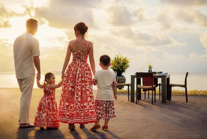 Ngoài ra, diễn viên Chi Bảo còn dừng công việc nghệ thuật tập trung chăm sóc cho gia đình và phát triển kinh doanh cùng vợ.