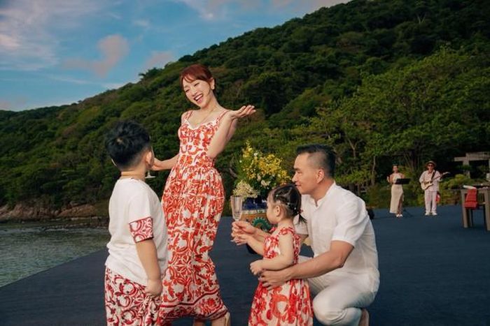 Khoảnh khắc gia đình Chi Bảo - Lý Thùy Chang bên nhau được khán giả khen đẹp như tranh vẽ.