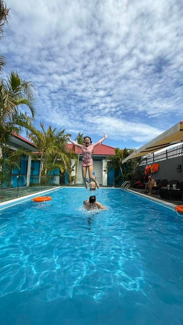 Diễn viên Hồng Đăng trên trang cá nhân hạnh phúc chia sẻ niềm vui được đi nghỉ hè bên gia đình. Anh viết: "Sau hành trình 3 ngày Quảng Ninh thì giờ đến hành trình xuyên Việt 21 ngày bắt đầu… Khối nghỉ hè đi nhuộm da ngày 1 Đồng Hới- Quảng Trị".