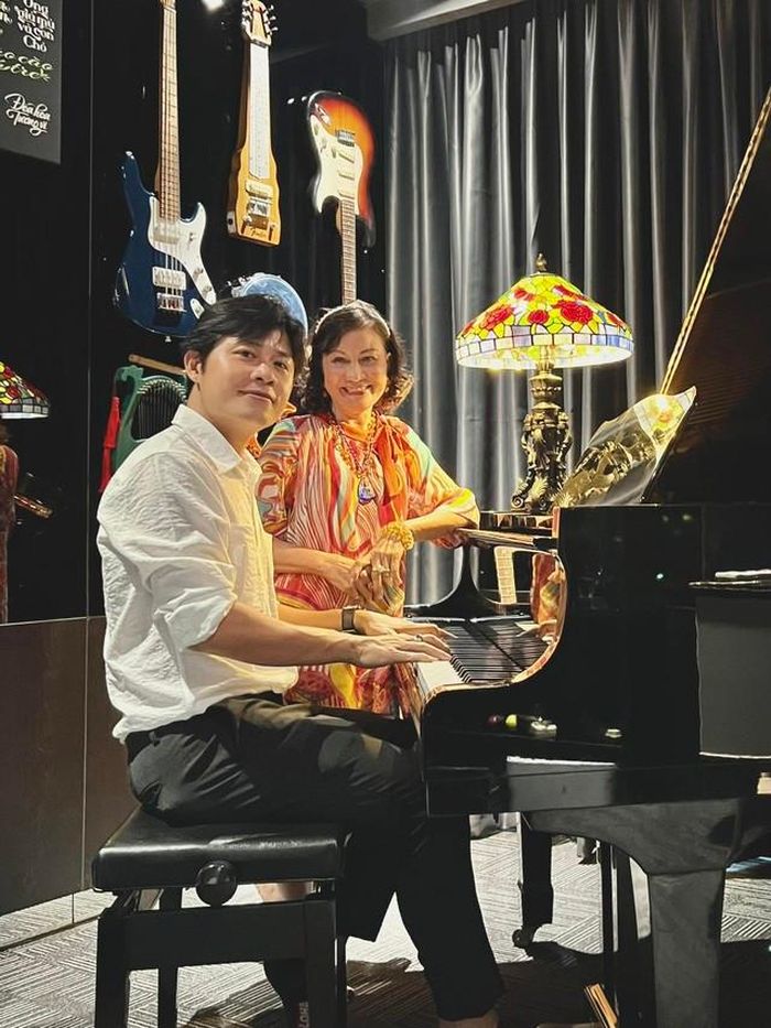 Nhạc sĩ Nguyễn Văn Chung gây xúc động khi đăng ảnh với người mẹ đã khuất. Anh chia sẻ: "Tối qua má qua nhà mình chơi. Má vui lắm, nói là "cái nhà cũ của má con sửa lại sân thượng đẹp quá, con làm cái nhà cho ba cũng đẹp nữa, má qua ở rất thích!". Má cười tít mắt hẹn 4h30 chiều nay qua nhà chơi với má. Mình đang định nghĩ mai chở Má đi ăn ở đâu, thì chợt nhớ ra rằng Má đã không còn ở bên mình nữa...Và mình tỉnh giấc".
