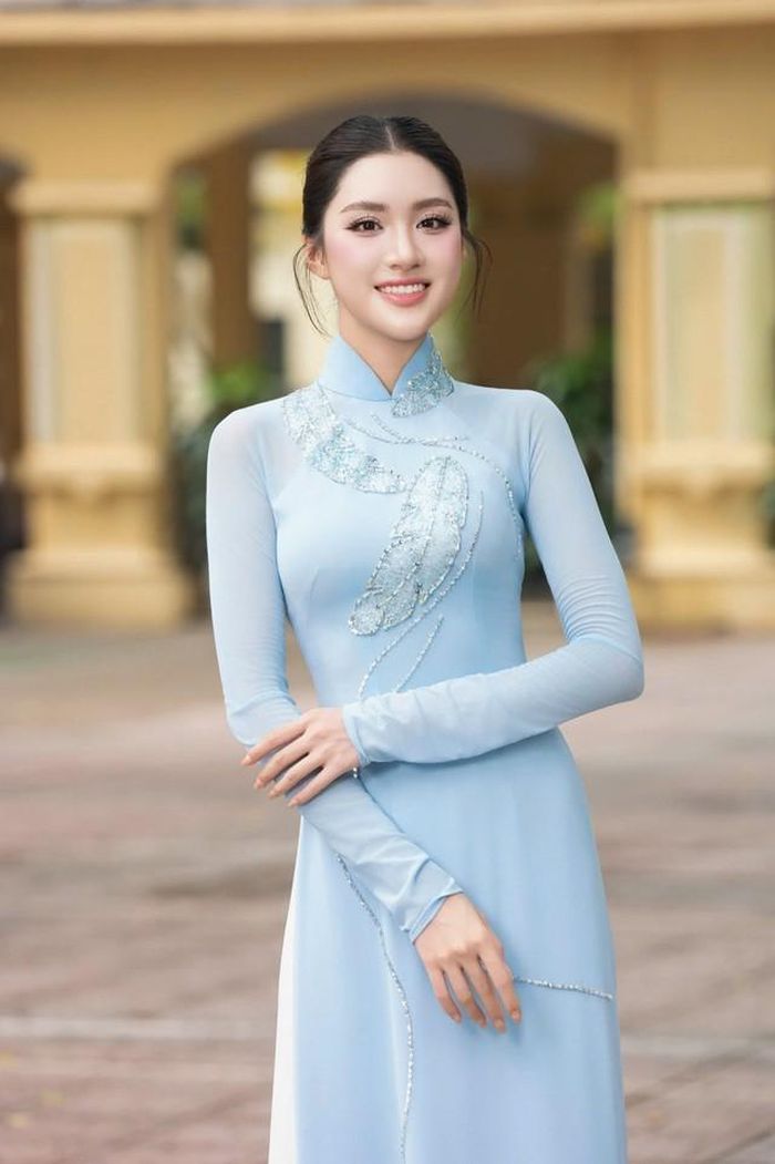 Hoa hậu Phương Oanh nhân dịp kỳ thi THPT đã dành lời chúc đến các sĩ tử. "Đây là một cột mốc đặc biệt đối với các sĩ tử, nhưng các bạn đừng để áp lực làm nản lòng mình nhé. Hãy hít một hơi thật sâu, điềm tĩnh đọc đề và đón nhận thử thách này như một cơ hội để tỏa sáng. Mong rằng ngày mai mọi thứ đều sẽ thật dịu dàng với các bạn, như cách các bạn đã kiên trì suốt thời gian qua. Chúc các sĩ tử có một kỳ thi THPT thật suôn sẻ và thuận lợi. Cố lên nhé", người đẹp viết.