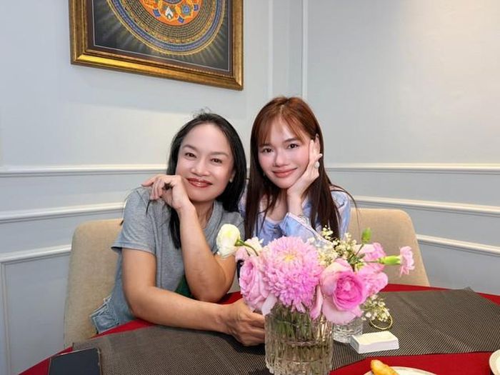Nghệ sĩ Tú Oanh đọ vẻ ngoài trẻ trung bên đàn em - diễn viên Phương Thảo.