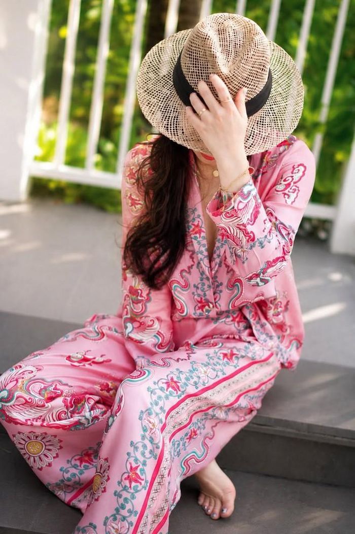 Phương Oanh tự tin khoe dáng cực xinh trong bộ đồ rực rỡ. Điều khiến khán giả chú ý chính là thần thái rạng rỡ của người đẹp.