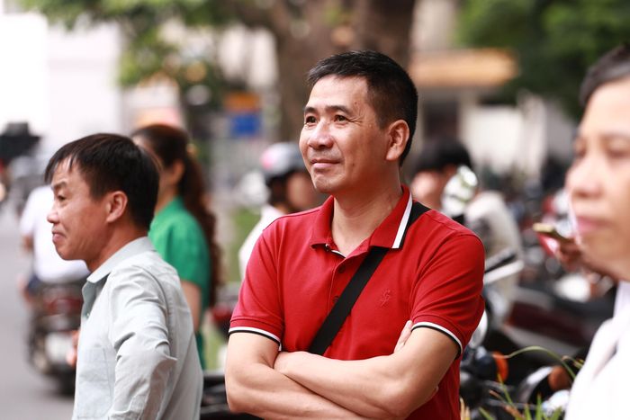 Những ánh mắt đau đáu ngóng trông, đan xen giữa sự thấp thỏm lo âu và niềm tin cậy vững chắc của các bậc cha mẹ hướng qua cánh cổng trường thi, gửi gắm tất cả tình yêu thương vào hành trình lớn của con.