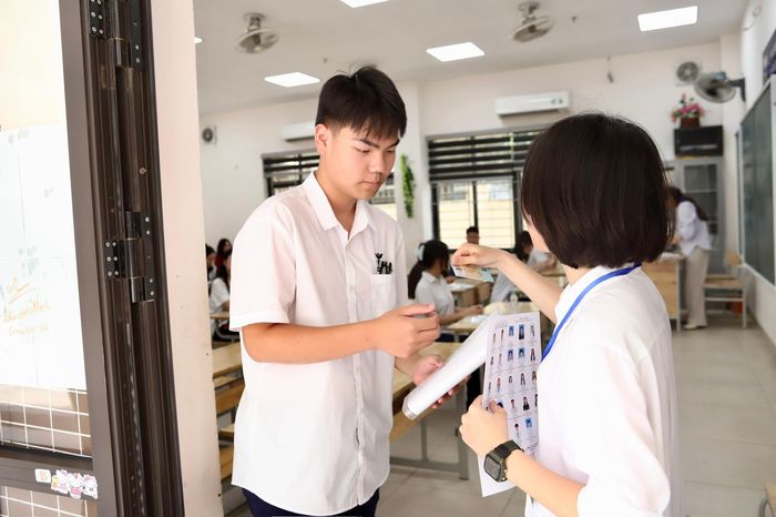 Giờ phát đề thi Ngữ văn cho thí sinh là 7h30 phút, giờ bắt đầu làm bài là 7h35 phút với thời gian làm bài là 120 phút theo hình thức tự luận.