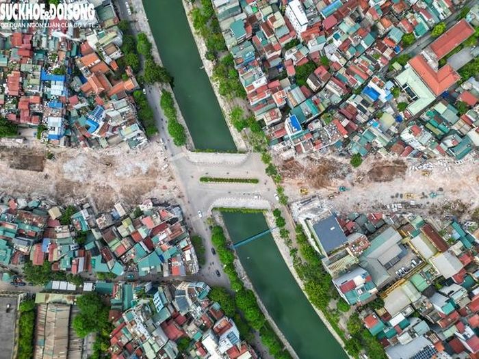 Ghi nhận ngày 9 và 10/6 tại dự án, tuyến đường Vành đai 2,5 đoạn Nguyễn Trãi - Đầm Hồng (phường Khương Đình, Hà Nội) đã lộ diện sau khi hàng loạt công trình được phá dỡ. Máy móc được huy động để phá dỡ những công trình cuối cùng để bàn giao mặt bằng cho đơn vị thi công.