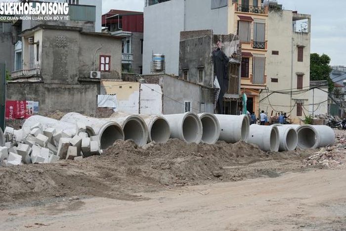 Nguyên vật liệu tập kết trên tuyến phục vụ thi công dự án.