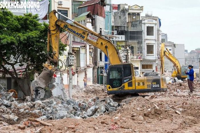 Đại diện đơn vị thi công cho biết, liên danh nhà thầu chia 3 mũi thi công trải dài trên toàn tuyến.Trong đó, mũi thi công đoạn cuối tuyến (từ ngõ 1 Bùi Xương Trạch đến Đầm Hồng) đang có tiến độ tốt nhất.