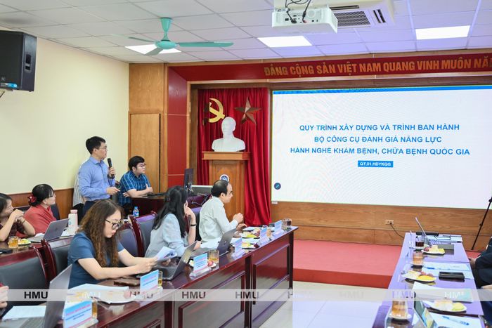 PGS.TS.BS. Lê Khắc Bảo - Phó Giám đốc Bệnh viện Đại học Y Dược TP Hồ Chí Minh trình bày dự thảo Quy trình 11 bước xây dựng Bộ công cụ và báo cáo quy mô ngân hàng đề.