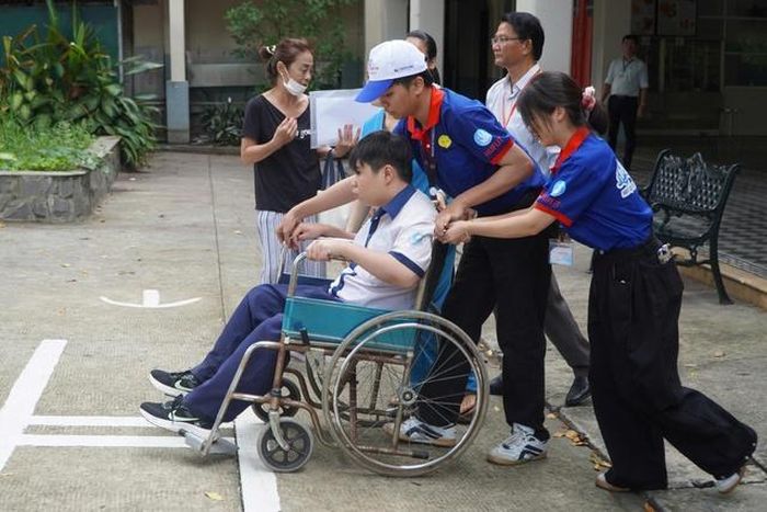 Một thí sinh đặc biệt dự thi tại điểm thi Trường THPT Lê Quý Đôn.