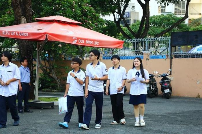 Các thí sinh tự tin bước vào kỳ thi. Ảnh: P.T.