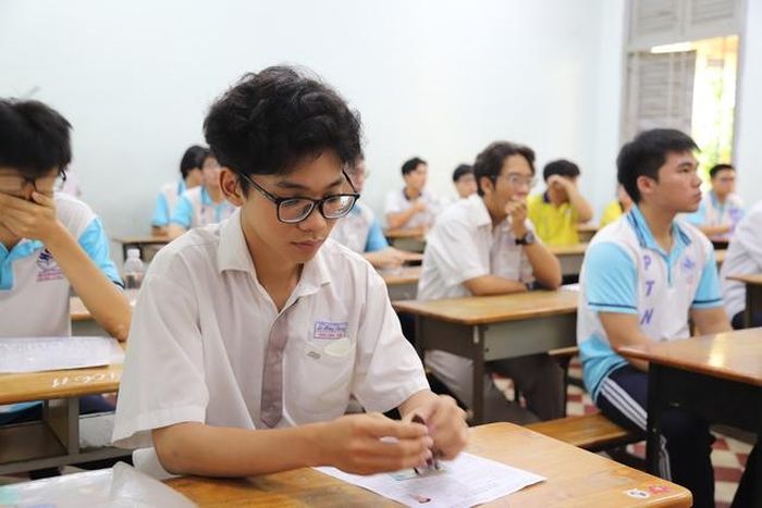 Sĩ tử chuẩn bị làm bài thi. 